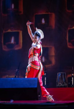 Puşkar, Rajasthan, Hindistan - Kasım 05 2022: Pushkar fuarı sırasında geleneksel renkli etnik elbise ve mücevherlerle klasik dans yapan kadın sanatçı