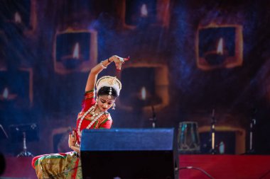 Puşkar, Rajasthan, Hindistan - Kasım 05 2022: Pushkar fuarı sırasında geleneksel renkli etnik elbise ve mücevherlerle klasik dans yapan kadın sanatçı