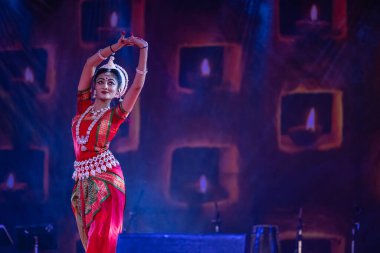 Puşkar, Rajasthan, Hindistan - Kasım 05 2022: Pushkar fuarı sırasında geleneksel renkli etnik elbise ve mücevherlerle klasik dans yapan kadın sanatçı