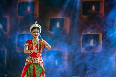 Puşkar, Rajasthan, Hindistan - Kasım 05 2022: Pushkar fuarı sırasında geleneksel renkli etnik elbise ve mücevherlerle klasik dans yapan kadın sanatçı