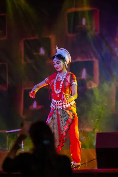 stock image Pushkar, Rajasthan, India - November 05 2022: Female artist performing classical dance Odissi in traditional colorful ethnic dress and jewellery during Pushkar fair