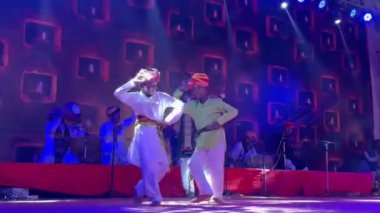 Puşkar, Rajasthan, Hindistan - Kasım 06, 2022: Geleneksel elbise giymiş bir grup rajasthani 'li çocuk