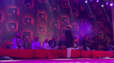 Puşkar, Rajasthan, Hindistan - Kasım 05 2022: Rajasthani erkek sanatçısı Rajasthani folk şarkıları söylüyor. Rajasthank solk müzik dünya çapında meşhurdur.
