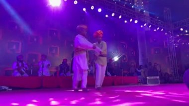 Puşkar, Rajasthan, Hindistan - Kasım 06, 2022: Geleneksel elbise giymiş bir grup rajasthani 'li çocuk