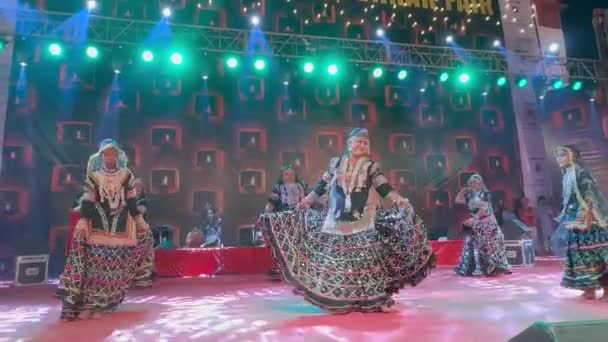 印度拉贾斯坦邦普什卡 2022年11月5日 著名的印度拉贾斯坦邦民间舞蹈家古拉博 萨佩拉 Gulabo Sapera 与她的舞团一起在普什卡集市上表演传统的黑色服装 — 图库视频影像