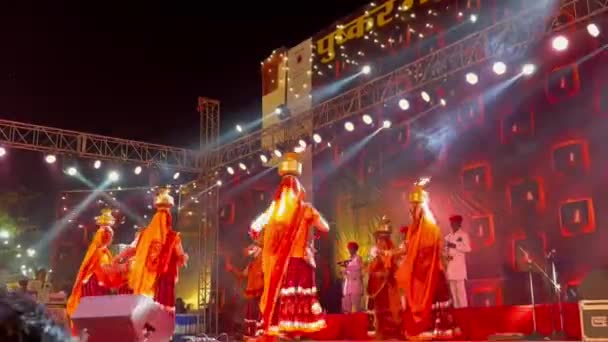 プーシュカル ラジャスターン インド 2222年11月05日 伝統的なカラフルなドレスとプーシュカルフェアで頭に火を付ける金属の鍋でダンスを踊る女性アーティスト — ストック動画
