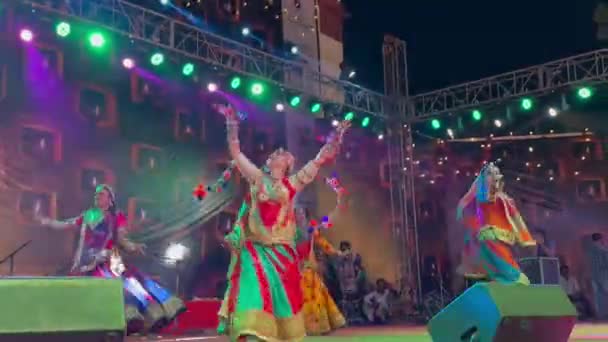 インドのラージャスターン プーシュカル Pushkar Rajasthan 2022年11月05日 プーシュカルフェアの伝統的なカラフルなドレスでパフォーマンスする女性アーティストのグループ — ストック動画