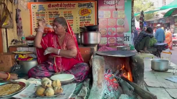 Pushkar Rajasthan India 2022 November Indiai Öregasszony Indiai Ételt Készít — Stock videók