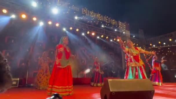 インドのラージャスターン プーシュカル Pushkar Rajasthan 2022年11月05日 プーシュカルフェアの伝統的なカラフルなドレスでパフォーマンスする女性アーティストのグループ — ストック動画