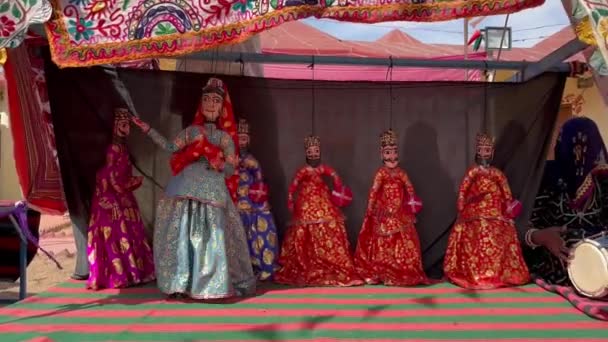プシュカル ラジャスタン インド 11月 2022 カメル祭 プッシュカルカムラクダフェア中にフェアグラウンドで観光客を楽しませるために人形ショー カラフルなラガストハニーハンドメイドパペット — ストック動画