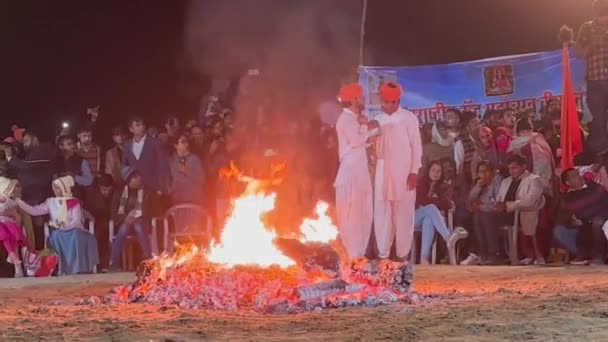 インドのラジャスターン ビカナー 2023年1月14日 宗教団体ジャスナティ サムプラデーがビカナー ラクダフェアグラウンドでファイヤーダンスを行った — ストック動画