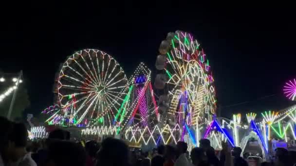 プシュカル ラジャスタン インド 11月 2022 プッシュカルカムラクダフェア中にフェアグラウンドで夜にカラフルなフェリスホイールに乗る — ストック動画