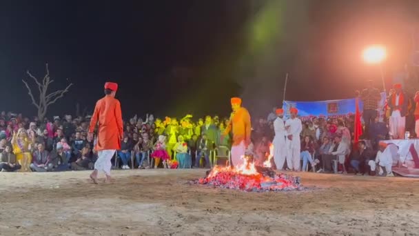 インドのラジャスターン ビカナー 2023年1月14日 宗教団体ジャスナティ サムプラデーがビカナー ラクダフェアグラウンドでファイヤーダンスを行った — ストック動画