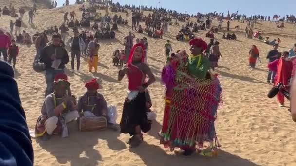 インド ラジャスタン ビカナー 2023年1月15日 カメル フェスティバル カメル フェスティバル カメル フェスティバル中にビカナーの砂漠で楽器やダンスを演奏するアーティストの肖像画 — ストック動画