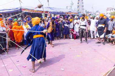 Anandpur Sahib, Punjab, Hindistan - 19 Mart 2022: Holi festivali sırasında Hola Mohalla 'nın Anandpur Sahib kutlamaları sırasında Sikh Adam' ın (Nihang Sardar) dövüş sanatlarını kültür olarak sergilemesi.