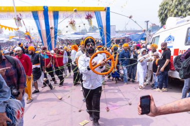 Anandpur Sahib, Punjab, Hindistan - 19 Mart 2022: Holi festivali sırasında Hola Mohalla 'nın Anandpur Sahib kutlamaları sırasında Sikh Adam' ın (Nihang Sardar) dövüş sanatlarını kültür olarak sergilemesi.