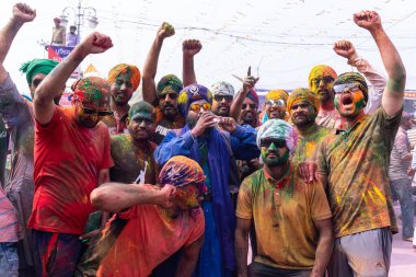 Anandpur Sahib, Punjab, Hindistan - 19 Mart 2022: Holi festivali sırasında Anandpur Sahib 'de düzenlenen Hola Mohalla kutlamaları sırasında bir grup sikh erkek (Nihang Sardar). Renkli yüze seçici odaklanma.