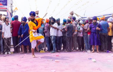 Anandpur Sahib, Punjab, Hindistan - 19 Mart 2022: Holi festivali sırasında Hola Mohalla 'nın Anandpur Sahib kutlamaları sırasında Sikh Adam' ın (Nihang Sardar) dövüş sanatlarını kültür olarak sergilemesi 