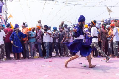 Anandpur Sahib, Punjab, Hindistan - 19 Mart 2022: Holi festivali sırasında Hola Mohalla 'nın Anandpur Sahib kutlamaları sırasında Sikh Adam' ın (Nihang Sardar) dövüş sanatlarını kültür olarak sergilemesi 