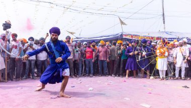 Anandpur Sahib, Punjab, Hindistan - 19 Mart 2022: Holi festivali sırasında Hola Mohalla 'nın Anandpur Sahib kutlamaları sırasında Sikh Adam' ın (Nihang Sardar) dövüş sanatlarını kültür olarak sergilemesi 