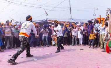 Anandpur Sahib, Punjab, Hindistan - 19 Mart 2022: Holi festivali sırasında Hola Mohalla 'nın Anandpur Sahib' te kutlaması sırasında Sih erkek portresi (Nihang Sardar) dövüş sanatlarını kültür olarak icra etti 