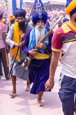 Anandpur Sahib, Punjab, Hindistan - 19 Mart 2022: Holi festivali sırasında Hola Mohalla 'nın Anandpur Sahib kutlamaları sırasında Sikh erkek portresi (Nihang Sardar)