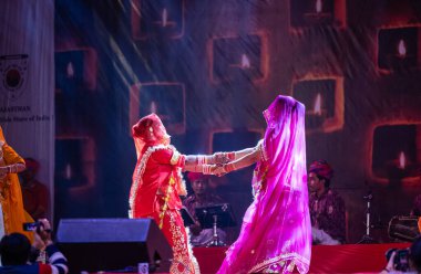 Puşkar, Rajasthan, Hindistan - 05 Kasım 2022: Pushkar Fuarı 'nda geleneksel renkli elbiselerle Rajasthani halk dansları yapan kadın sanatçıların portresi