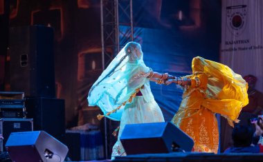 Puşkar, Rajasthan, Hindistan - 05 Kasım 2022: Pushkar Fuarı 'nda geleneksel renkli elbiselerle Rajasthani halk dansları yapan kadın sanatçıların portresi
