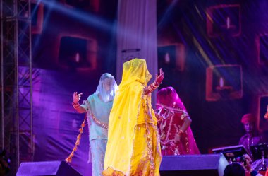 Puşkar, Rajasthan, Hindistan - 05 Kasım 2022: Pushkar Fuarı 'nda geleneksel renkli elbiselerle Rajasthani halk dansları yapan kadın sanatçıların portresi