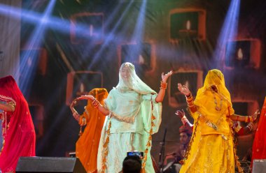 Puşkar, Rajasthan, Hindistan - 05 Kasım 2022: Pushkar Fuarı 'nda geleneksel renkli elbiselerle Rajasthani halk dansları yapan kadın sanatçıların portresi