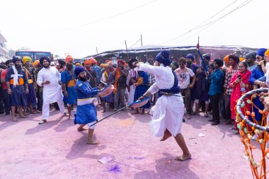 Anandpur Sahib, Punjab, Hindistan - 19 Mart 2022: Holi festivali sırasında Hola Mohalla 'nın Anandpur Sahib' te kutlaması sırasında Sih erkek portresi (Nihang Sardar) dövüş sanatlarını kültür olarak icra etti