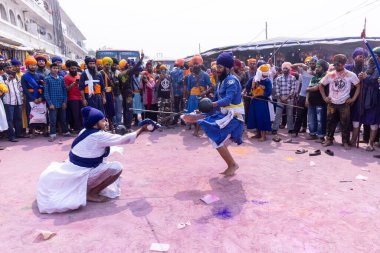 Anandpur Sahib, Punjab, Hindistan - 19 Mart 2022: Holi festivali sırasında Hola Mohalla 'nın Anandpur Sahib' te kutlaması sırasında Sih erkek portresi (Nihang Sardar) dövüş sanatlarını kültür olarak icra etti