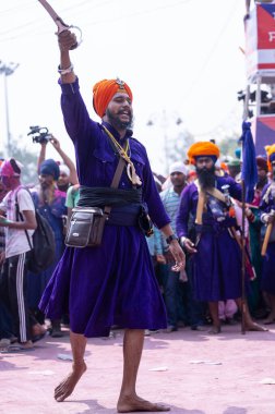 Anandpur Sahib, Punjab, Hindistan - 19 Mart 2022: Holi festivali sırasında Hola Mohalla 'nın Anandpur Sahib kutlamaları sırasında Sikh Adam' ın (Nihang Sardar) dövüş sanatlarını kültür olarak sergilemesi 