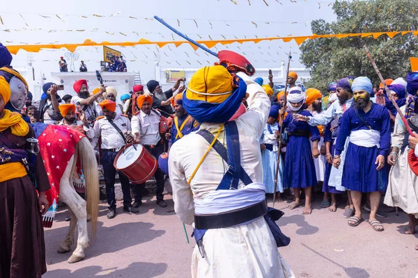 Anandpur Sahib, Punjab, Hindistan - 19 Mart 2022: Holi festivali sırasında Hola Mohalla 'nın Anandpur Sahib' te kutlaması sırasında Sih erkek portresi (Nihang Sardar) dövüş sanatlarını kültür olarak icra etti