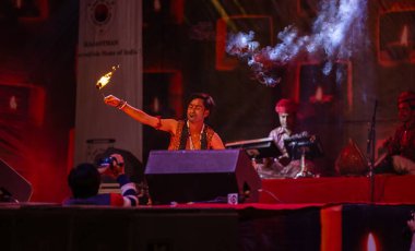 Puşkar, Rajasthan, Hindistan - Kasım 05 2022: Erkek sanatçı, Rajasthan kabile yılan oynatıcı topluluğunun ateş dansı yapan portresi