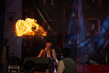 Puşkar, Rajasthan, Hindistan - Kasım 05 2022: Erkek sanatçı, Rajasthan kabile yılan oynatıcı topluluğunun ateş dansı yapan portresi