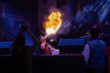 Puşkar, Rajasthan, Hindistan - Kasım 05 2022: Erkek sanatçı, Rajasthan kabile yılan oynatıcı topluluğunun ateş dansı yapan portresi