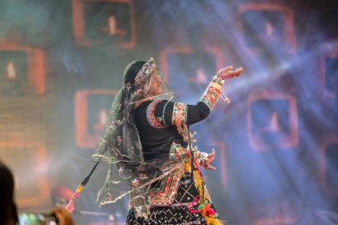 Puşkar, Rajasthan, Hindistan - Kasım 05 2022: Ünlü rajasthani halk sanatçısı Gulabo Sapera 'nın portresi geleneksel elbise ve mücevherlerle geleneksel halk dansları Kalbelia' da sahne alıyor