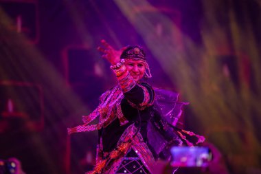 Puşkar, Rajasthan, Hindistan - Kasım 05 2022: Ünlü rajasthani halk sanatçısı Gulabo Sapera 'nın portresi geleneksel elbise ve mücevherlerle geleneksel halk dansları Kalbelia' da sahne alıyor