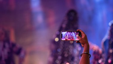 Pushkar, Rajasthan, Hindistan - Kasım 05 2022: Ünlü gulabo sapera tarafından yapılan kalbelia dansını izleyen insanlar akıllı telefonla Pulkar Fair 'de sahnelendi