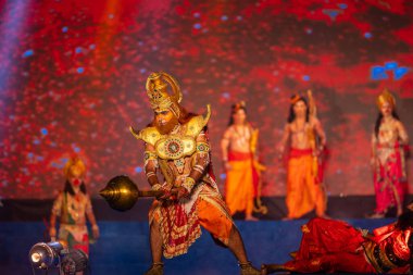 Gaziabad, Uttar Pradesh, Hindistan - 23 Ekim 2023: Hindu tanrı Hanuman karakterini canlandıran erkek ressamların portresi Ramlila 'daki dussehra festivali sırasında Ramlila' da şeytan ile bir dövüş sahnesinde