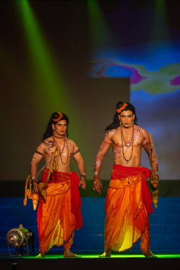 Gaziabad, Uttar Pradesh, Hindistan - 23 Ekim 2023: Alacakaranlık Festivali sırasında Ramlila 'da Hindu tanrı Ram ve Ramayana' nın müshil karakterlerini canlandıran erkek ressamların portresi