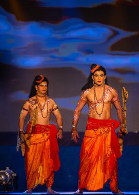 Gaziabad, Uttar Pradesh, Hindistan - 23 Ekim 2023: Alacakaranlık Festivali sırasında Ramlila 'da Hindu tanrı Ram ve Ramayana' nın müshil karakterlerini canlandıran erkek ressamların portresi