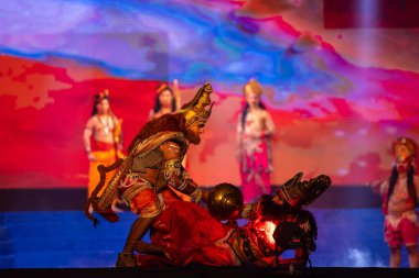 Gaziabad, Uttar Pradesh, Hindistan - 23 Ekim 2023: Hindu tanrı Hanuman karakterini canlandıran erkek ressamların portresi Ramlila 'daki dussehra festivali sırasında Ramlila' da şeytan ile bir dövüş sahnesinde