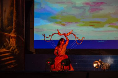 Gaziabad, Uttar Pradesh, Hindistan - 23 Ekim 2023: Alacakaranlık Festivali sırasında Ramlila 'da sahne alan erkek sanatçı portresi