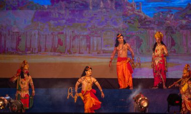 Gaziabad, Uttar Pradesh, Hindistan - 23 Ekim 2023: Ramlila 'da Alacakaranlık Festivali sırasında Ramlila' da kutsal kitap karakterlerini oynayan erkek ressamların portresi