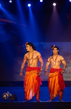 Gaziabad, Uttar Pradesh, Hindistan - 23 Ekim 2023: Alacakaranlık Festivali sırasında Ramlila 'da Hindu tanrı Ram ve Ramayana' nın müshil karakterlerini canlandıran erkek ressamların portresi