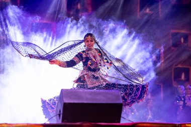 Puşkar, Rajasthan, Hindistan - Kasım 05 2022: Rajasthani halk dansları yapan kadın ressamın portresi geleneksel elbisesiyle pulkar fuarında gülümseyerek 