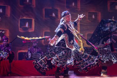 Puşkar, Rajasthan, Hindistan - Kasım 05 2022: Ünlü rajasthani halk sanatçısı Gulabo Sapera 'nın portresi geleneksel elbise ve mücevherlerle geleneksel halk dansları Kalbelia' da sahne alıyor