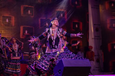 Puşkar, Rajasthan, Hindistan - Kasım 05 2022: Ünlü rajasthani halk sanatçısı Gulabo Sapera 'nın portresi geleneksel elbise ve mücevherlerle geleneksel halk dansları Kalbelia' da sahne alıyor